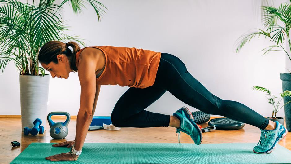 
Treino HIIT de alta intensidade para queima de gordura rápida.