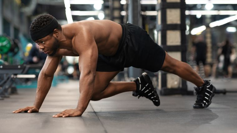 Pessoa fazendo mountain climbers para queima de calorias e fortalecimento do core.