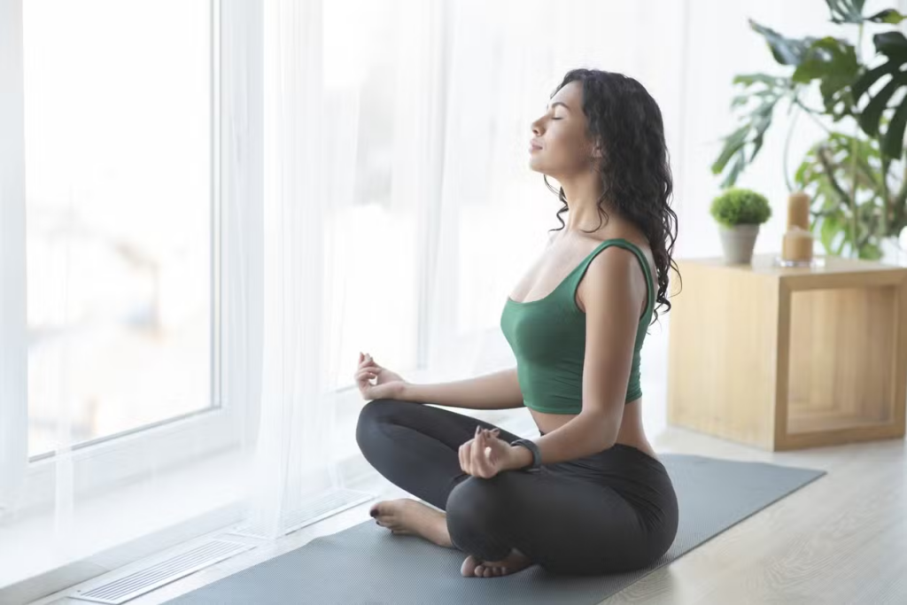 Pessoa meditando e se concentrando para alcançar o sucesso fitness.