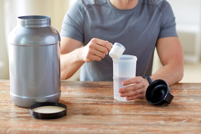 Homem ectomorfo preparando um shake hipercalórico para ganho de massa